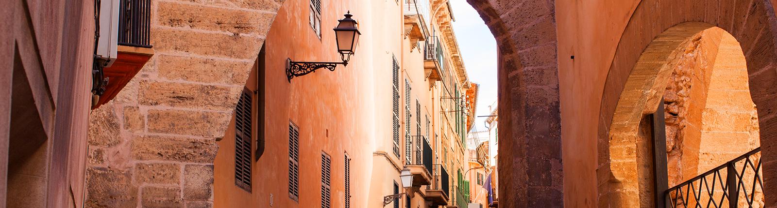 Narrow passage through the old city of Palma de Mallorca