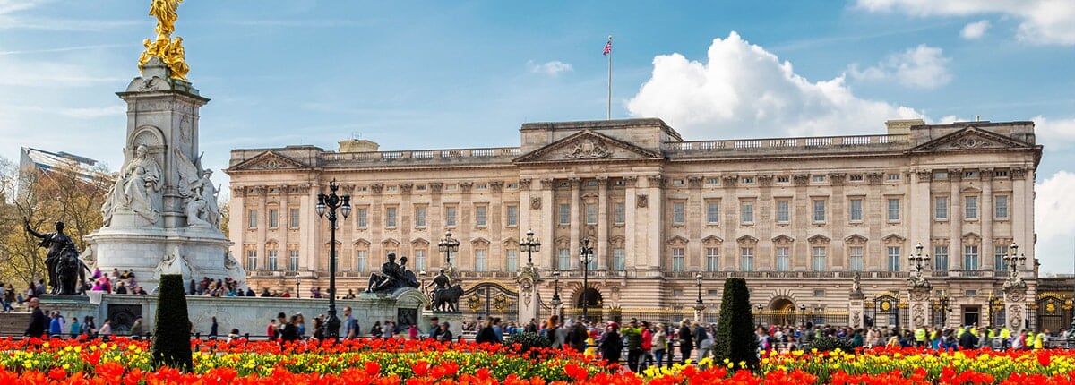 guests outside of buckingham palace
