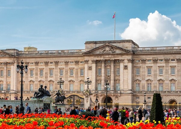 guests outside of buckingham palace