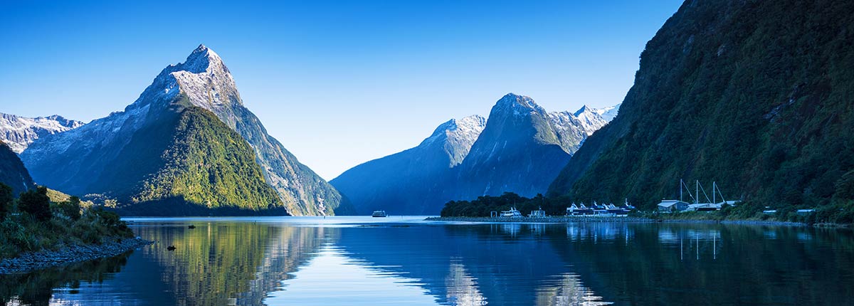 Majestic peaks of Milford Sound in Fiorland Park, New Zealand