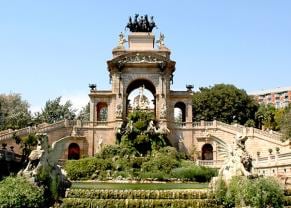 take photos next to beautiful fountains in barcelona