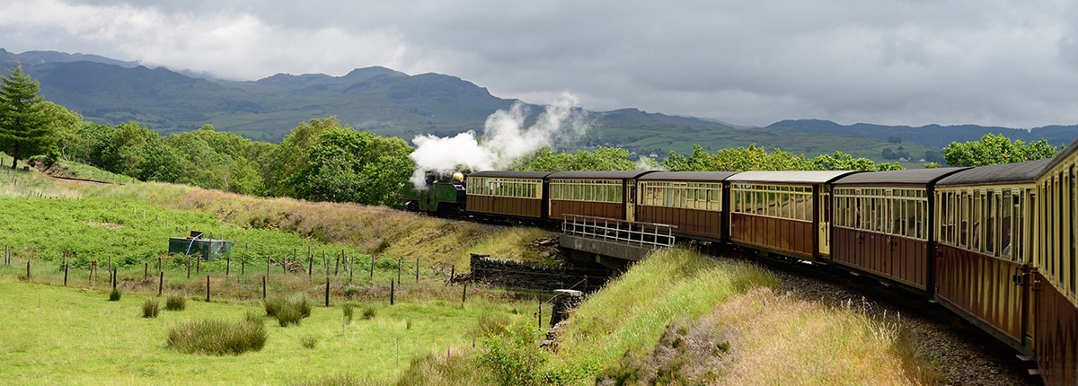 the rheilffordd ffestiniog train riding through the mountains