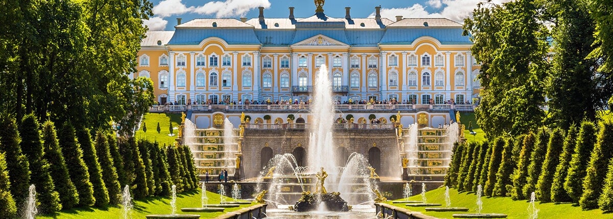 the majestic peterhof grand palace in st. petersburg, russia
