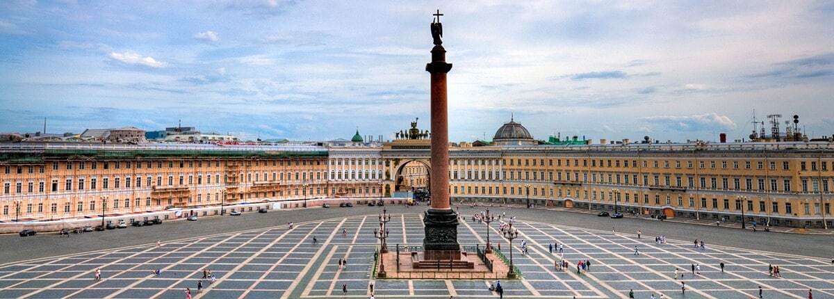 alexander column and palace sqaure in st. petersburg, russia