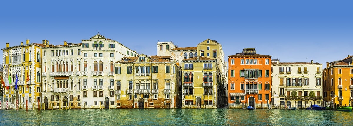 buildings-aligned-with-the-turquoise-grand-canal