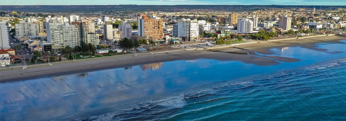 the blue waters along the coastline in puerto madryn