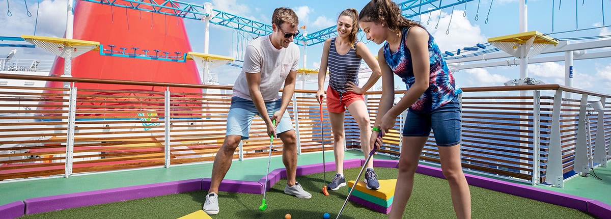 guests playing mini golf onboard the carnival horizon