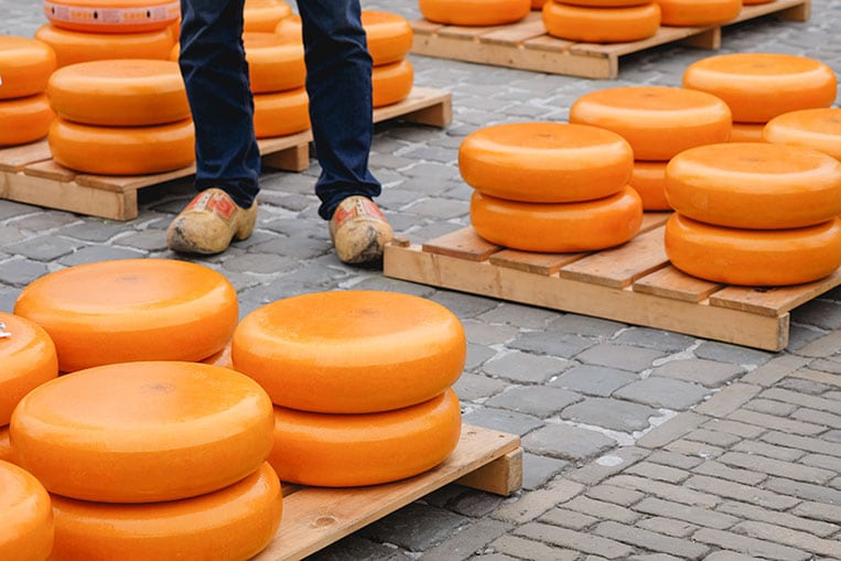 dutch cheese sold on pallets on the street