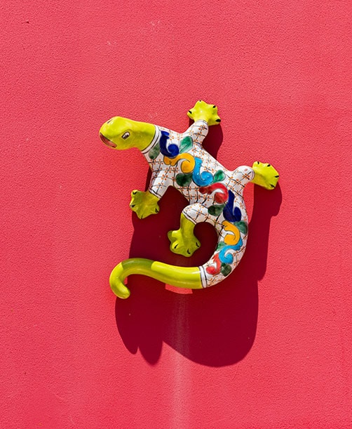 handcrafted colorful gecko made in curacao
