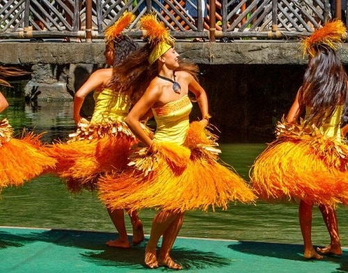 polynesian women performing a traditional dance