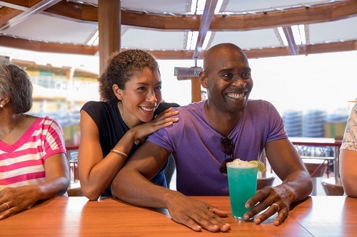 couple enjoying a drink a redfrog rum bar