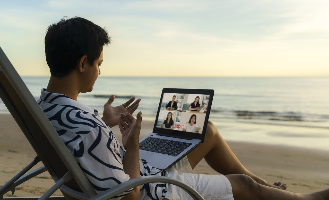 работа на пляже с ноутбуком. с ноутбуком на пляже. человек в гамаке на пляже. с ноутбуком на пляже. работа за ноутбуком в гамаке.